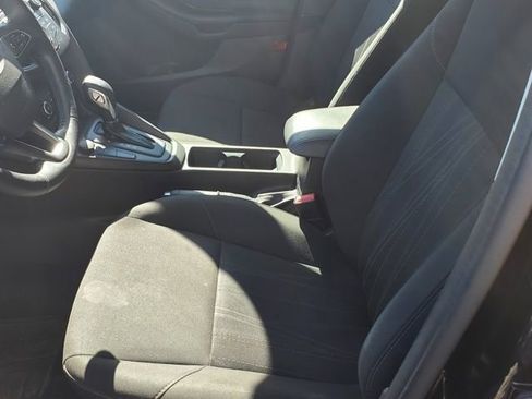 Used 2018 Ford Focus SE w/ Cold Weather Package FWD image 18