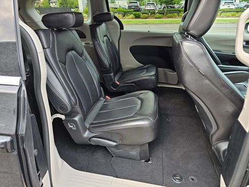 Used 2023 Chrysler Pacifica Touring-L FWD image 15