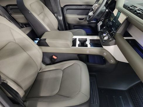 New 2026 Land Rover Defender 110 X-Dynamic SE image 3