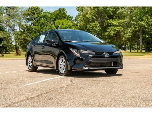 Used 2026 Toyota Corolla LE FWD image 3