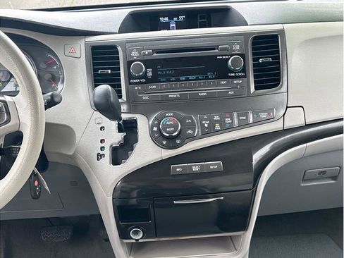 Used 2014 Toyota Sienna LE image 17