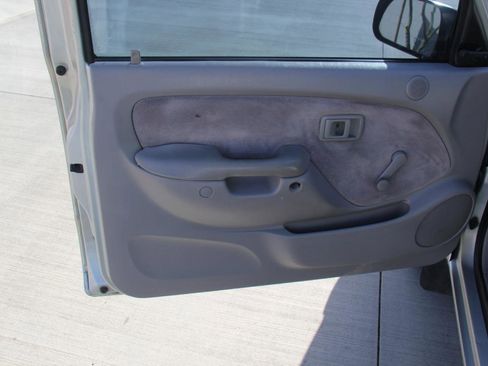 Used 2002 Toyota Tacoma 2WD Regular Cab image 9