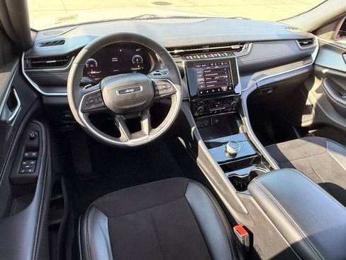 Used 2023 Jeep Grand Cherokee Altitude RWD image 7