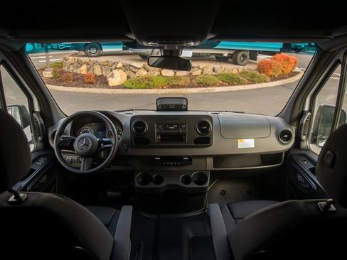 Used 2025 Mercedes-Benz Sprinter 2500 image 37