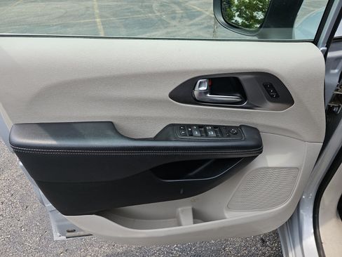 Used 2023 Chrysler Pacifica Touring-L FWD image 20