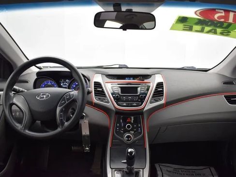 Used 2015 Hyundai Elantra SE image 18