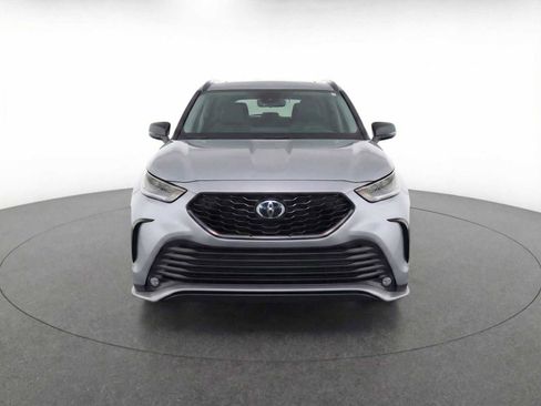 Certified 2025 Toyota Highlander XSE image 2