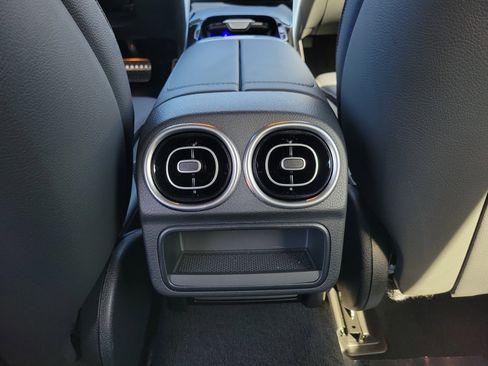 Used 2025 Mercedes-Benz C 300 Sedan image 14