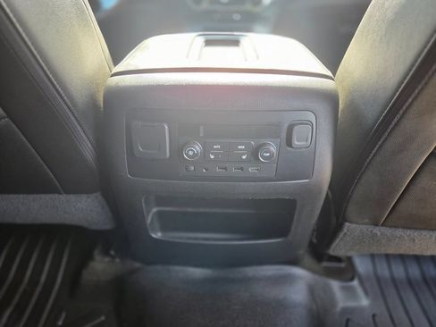 Used 2018 GMC Yukon XL SLT w/ Premium Edition AWD/4WD image 12