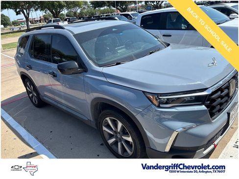Used 2025 Honda Pilot Touring image 3