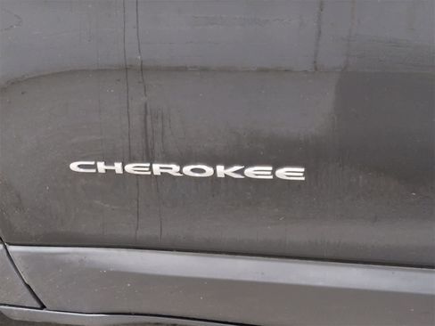 Used 2019 Jeep Cherokee Limited image 12