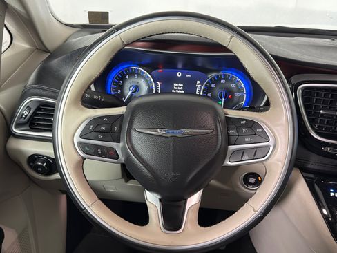Used 2017 Chrysler Pacifica Limited w/ UConnect Theater Package FWD image 24