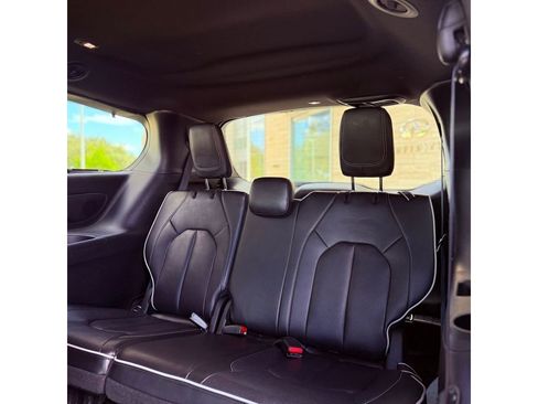 Used 2025 Chrysler Pacifica Limited FWD image 30