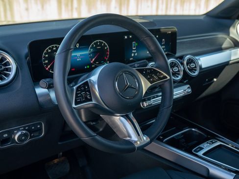Used 2026 Mercedes-Benz GLB 250 4MATIC image 17