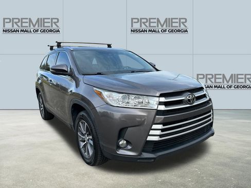 Used 2019 Toyota Highlander XLE image 3