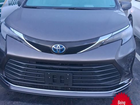 Used 2024 Toyota Sienna XLE w/ XLE Plus Package image 1