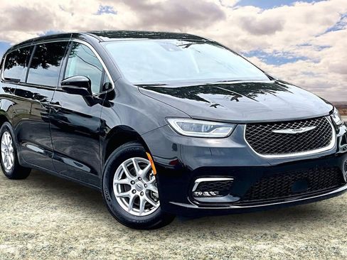 Used 2024 Chrysler Pacifica Touring-L FWD image 1