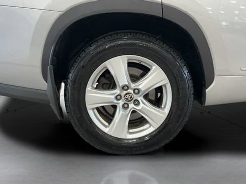 Used 2020 Toyota Highlander LE AWD/4WD image 25