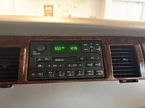 Used 2000 Lincoln Town Car Executive RWD image 11