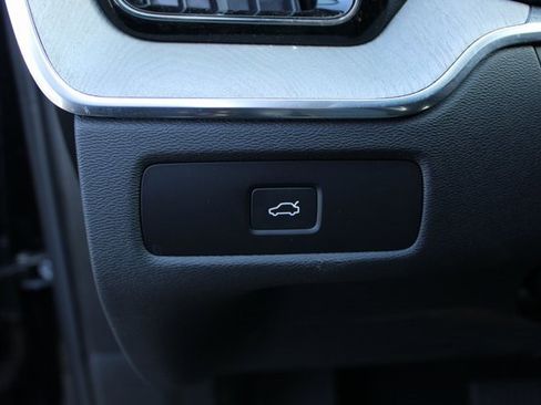 Used 2025 Volvo XC60 B5 Plus image 16