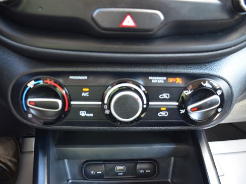 Used 2025 Kia Soul LX w/ LX Technology Package FWD image 49