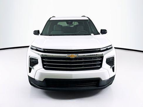 Used 2025 Chevrolet Traverse LT image 2