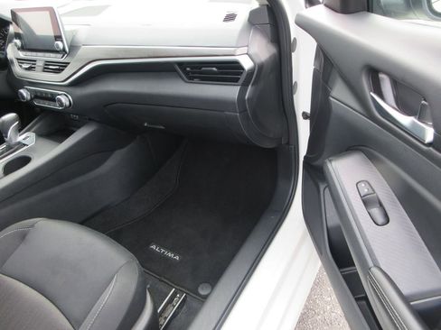 Used 2025 Nissan Altima 2.5 SV image 17