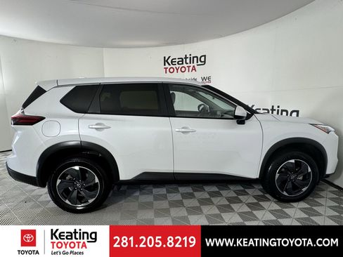 Used 2024 Nissan Rogue SV image 3