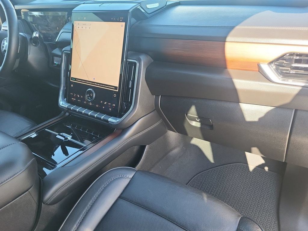 Used 2025 GMC Yukon XL Denali AWD/4WD image 35
