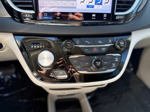 Certified 2023 Chrysler Pacifica Touring-L FWD image 21