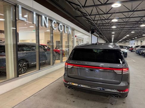 Used 2023 Lincoln Aviator AWD w/ Premium Package image 7
