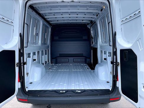 Used 2025 Mercedes-Benz Sprinter 2500 image 32