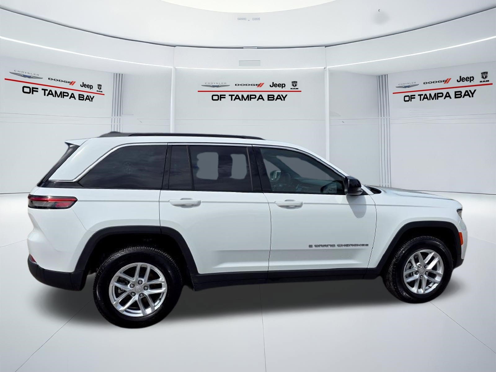 Used 2025 Jeep Grand Cherokee Laredo X w/ Luxury Tech Group I AWD/4WD image 7