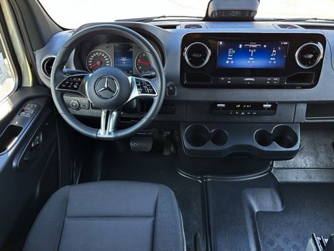 Used 2025 Mercedes-Benz Sprinter 2500 image 27