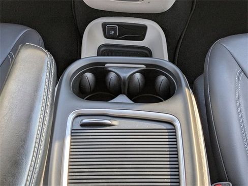 Certified 2024 Chrysler Pacifica Touring-L image 19