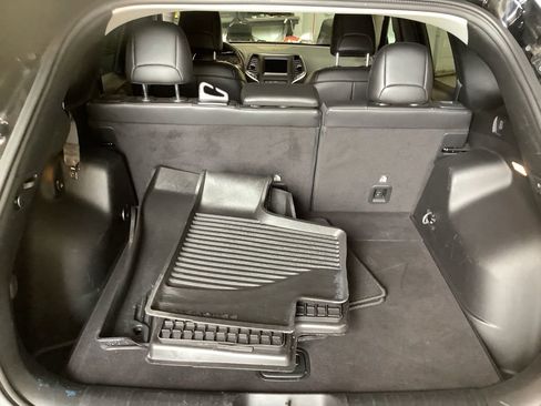 Used 2019 Jeep Cherokee Latitude Plus image 14