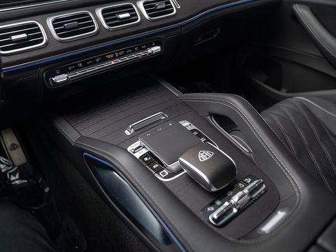 Used 2025 Mercedes-Benz Maybach GLS 600 4MATIC image 12