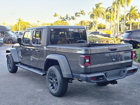 Used 2025 Jeep Gladiator Sport image 3