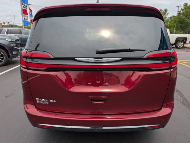 Used 2023 Chrysler Pacifica Touring-L FWD image 4