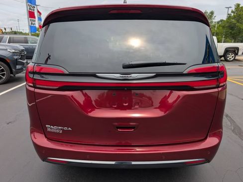 Used 2023 Chrysler Pacifica Touring-L FWD image 4
