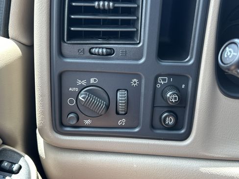 Used 2004 Chevrolet Suburban LT w/ Preferred Equipment Group RWD image 27