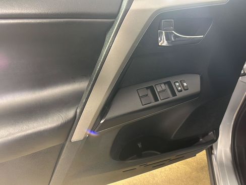 Used 2018 Toyota RAV4 XLE AWD/4WD image 27