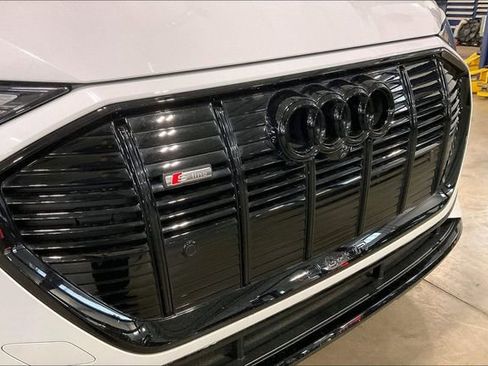 Used 2023 Audi e-tron Prestige w/ Prestige Package AWD/4WD image 30
