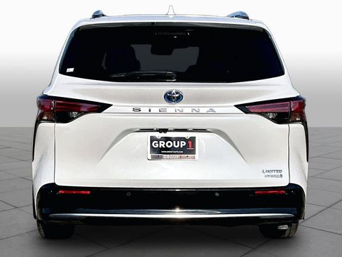 Certified 2022 Toyota Sienna Limited FWD image 4