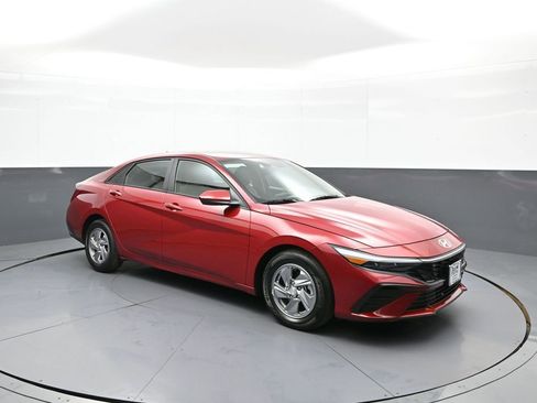 Certified 2024 Hyundai Elantra SE FWD image 4