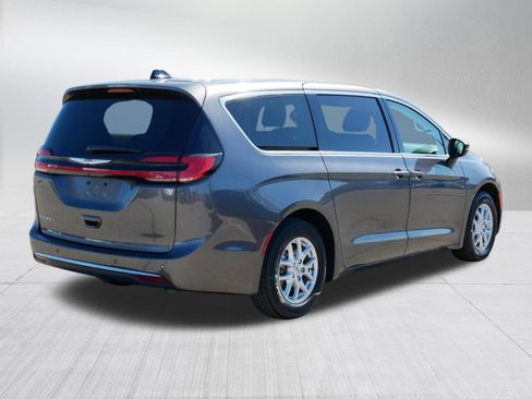 Used 2023 Chrysler Pacifica Touring-L image 7