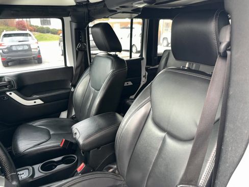Used 2018 Jeep Wrangler Unlimited Sahara w/ Dual Top Group image 15