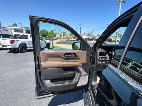 Used 2025 GMC Yukon XL Denali Ultimate w/ LPO, Floor Liner Package AWD/4WD image 26