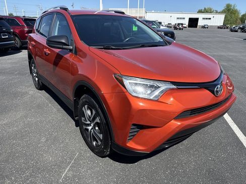 Used 2016 Toyota RAV4 LE AWD/4WD image 2