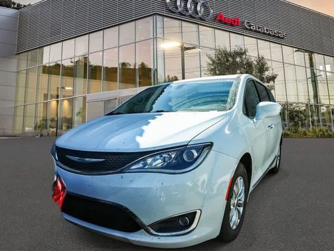 Used 2018 Chrysler Pacifica Touring-L FWD image 1